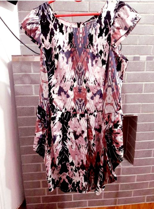 Нарядна брендова яскрава абстрактна рожева міні сукня плаття від Lipsy