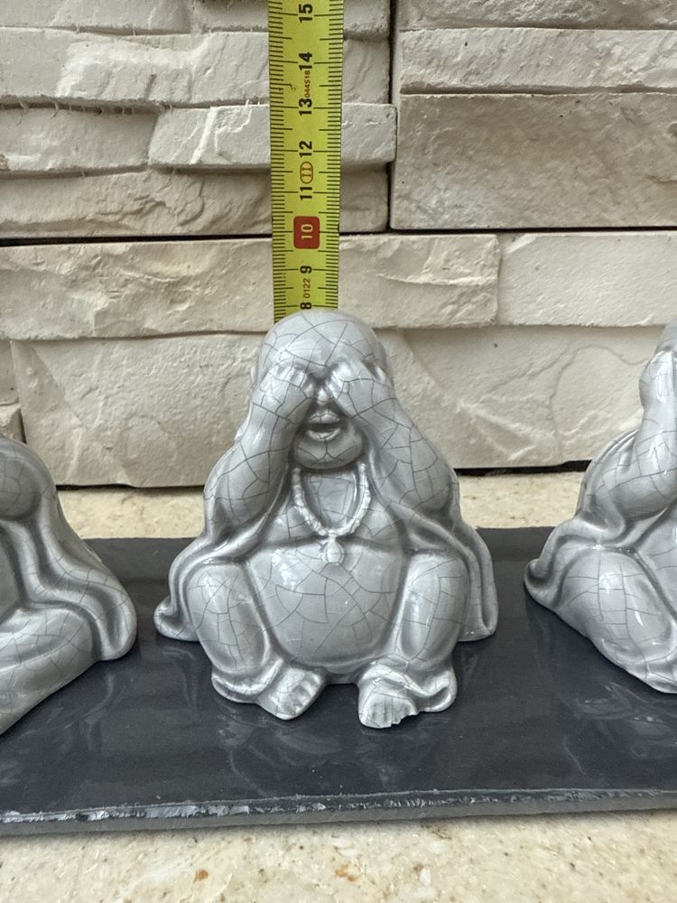 Ceramiczny Budda na kamieniu nie mowie nie slysze nie widze