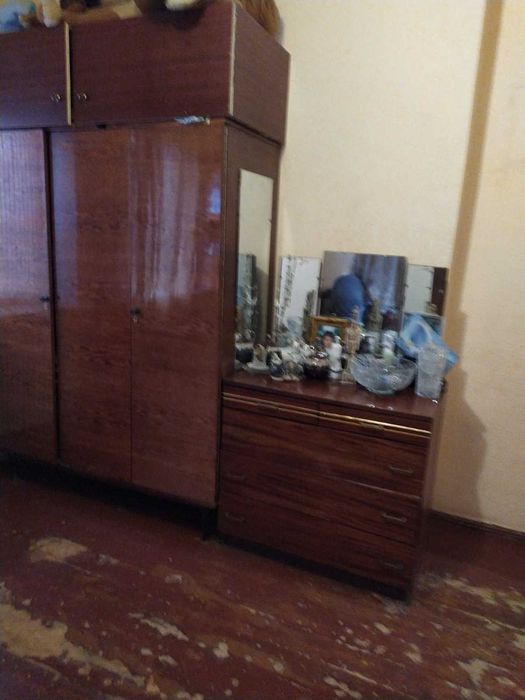 Частина цегляного будинку в затишному районі міста