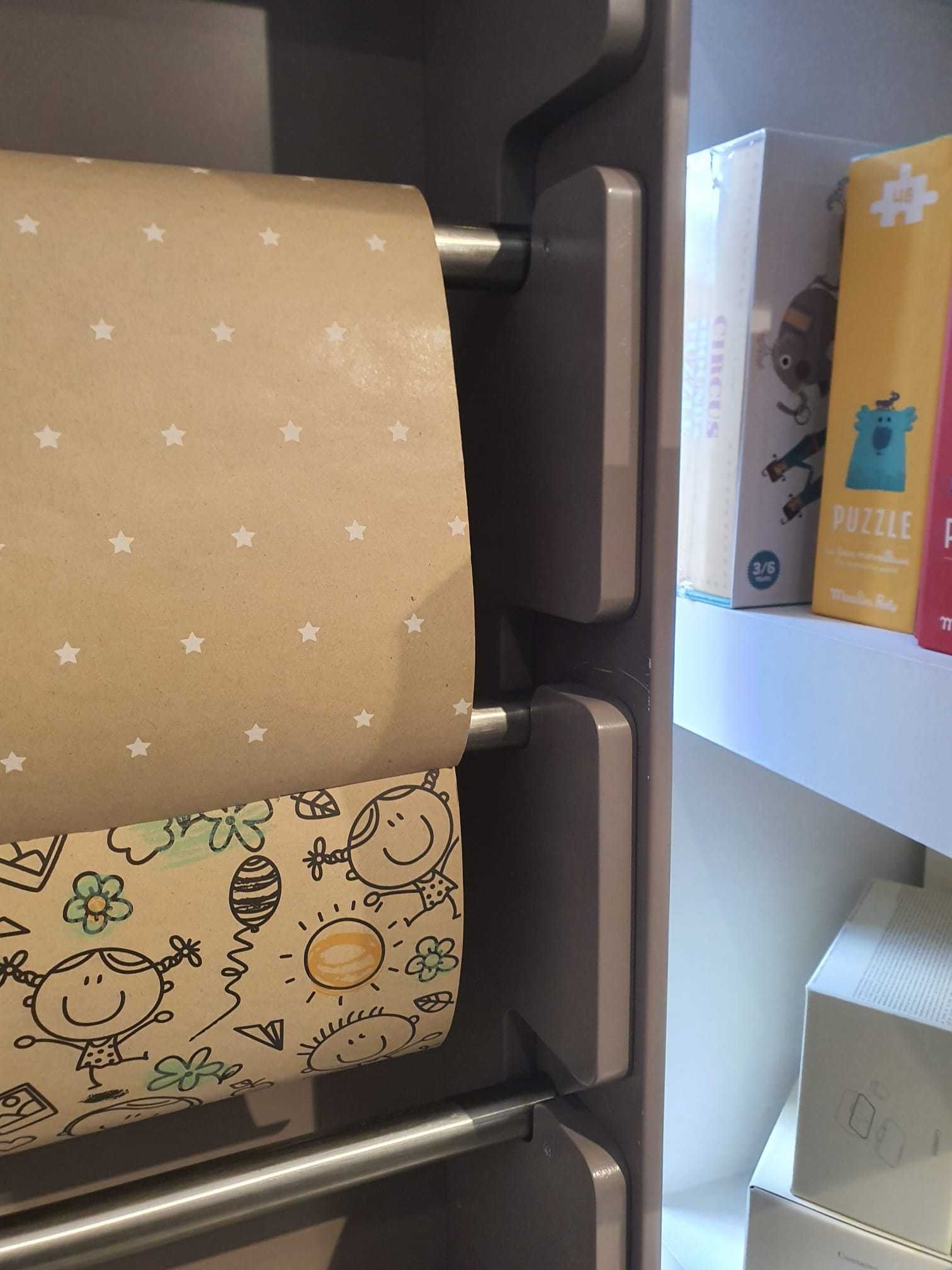 Estante "Casinha"  - exposição e suporte de papel de embrulho