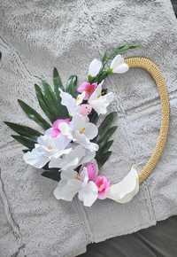 Wielkanocna ozdoba stroik sztuczne kwiaty pisanki mieczyk kalia