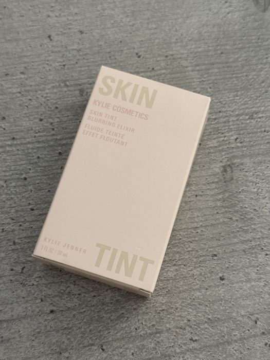 Kylie Skin Cosmetics skin tint, Tower 28 concealer консилер