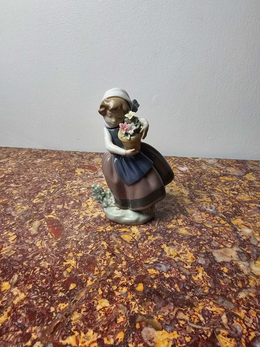 Piękna figurka Porcelana Lladro "Dziewczynka z kwiatami" 16 cm Spain