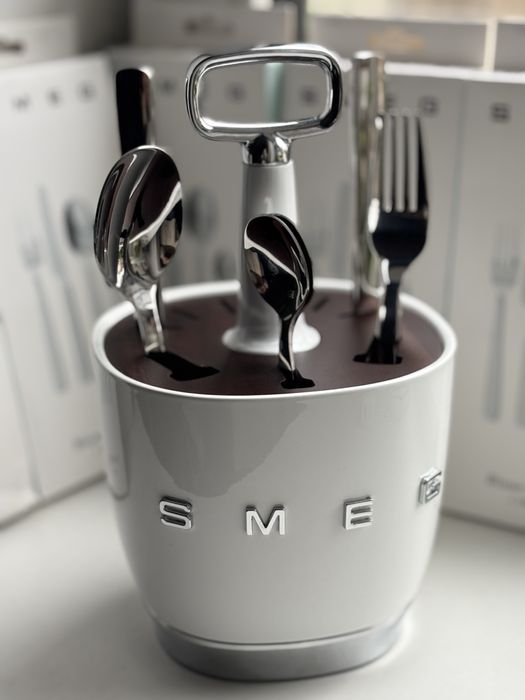 Набір столових предметів SMEG на 6 персон з подставкою білою