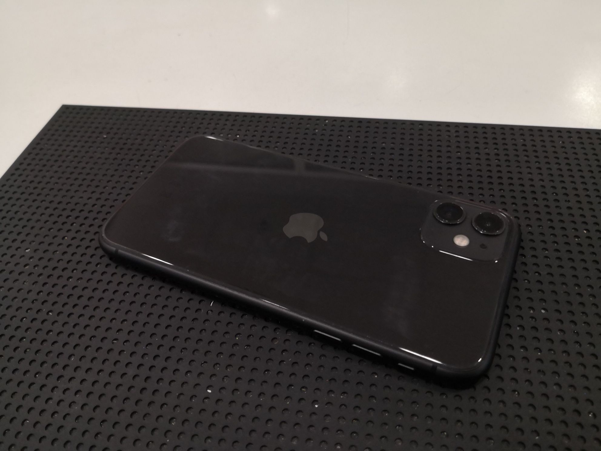 ZADBANY Telefon Apple Iphone 11 64GB Czarny / Black DZIERŻONIÓW