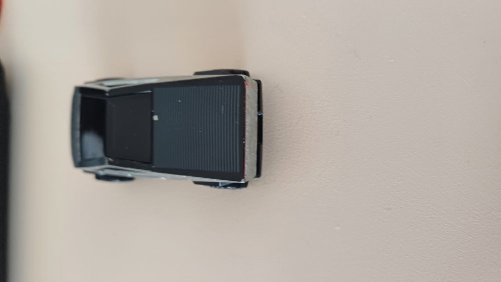 Машинка hotweels tesla cybertrack