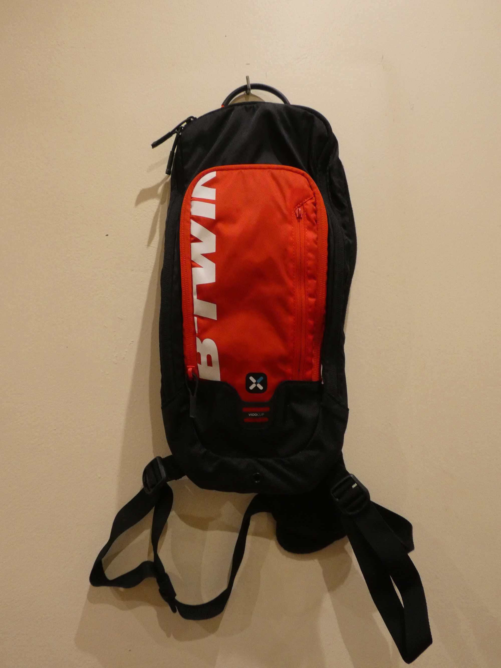 Mochila para bicicleta marca BTwin vermelha