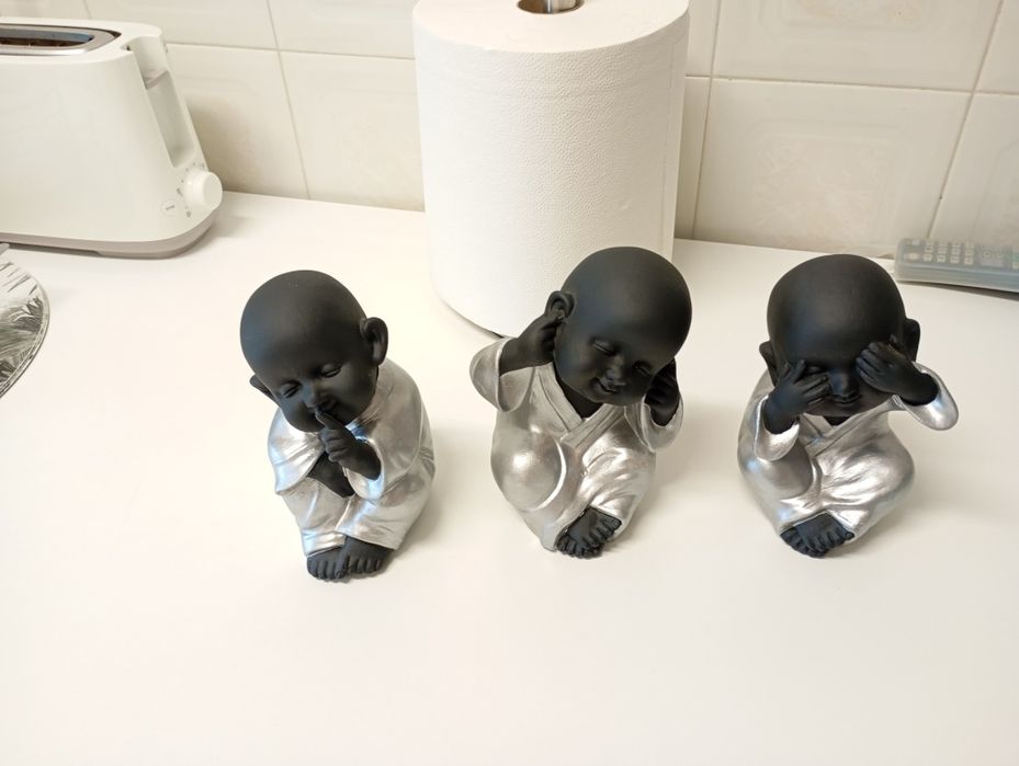 Conjunto de três monges budistas/ Novos.