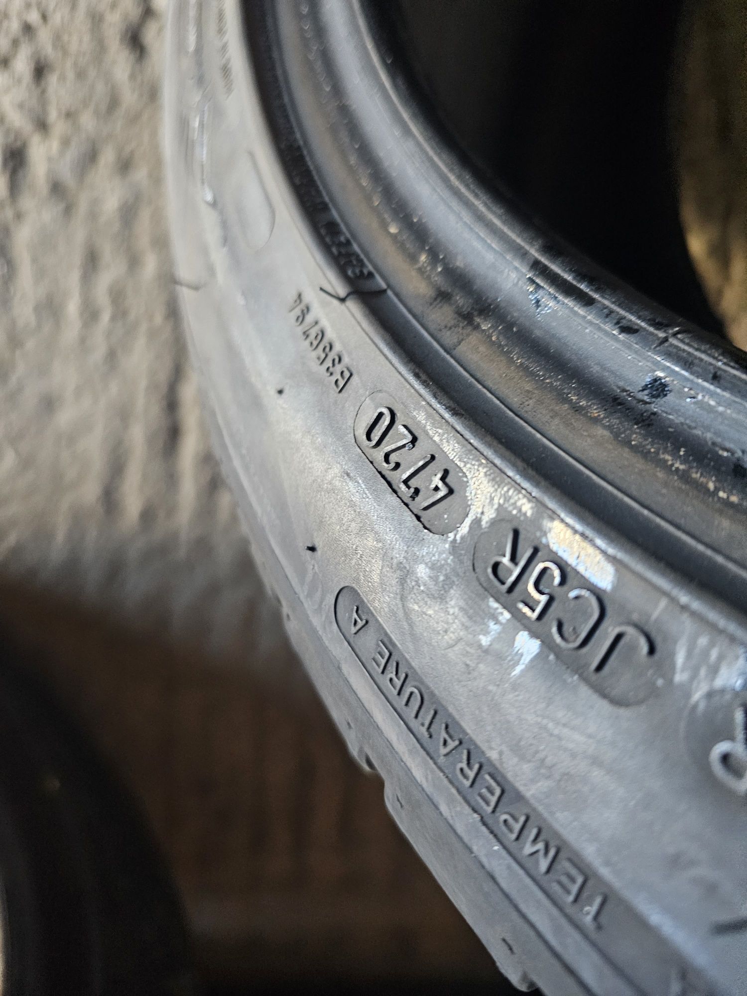 Opona 1szt Dunlop R17 225/45-8mm-20rok