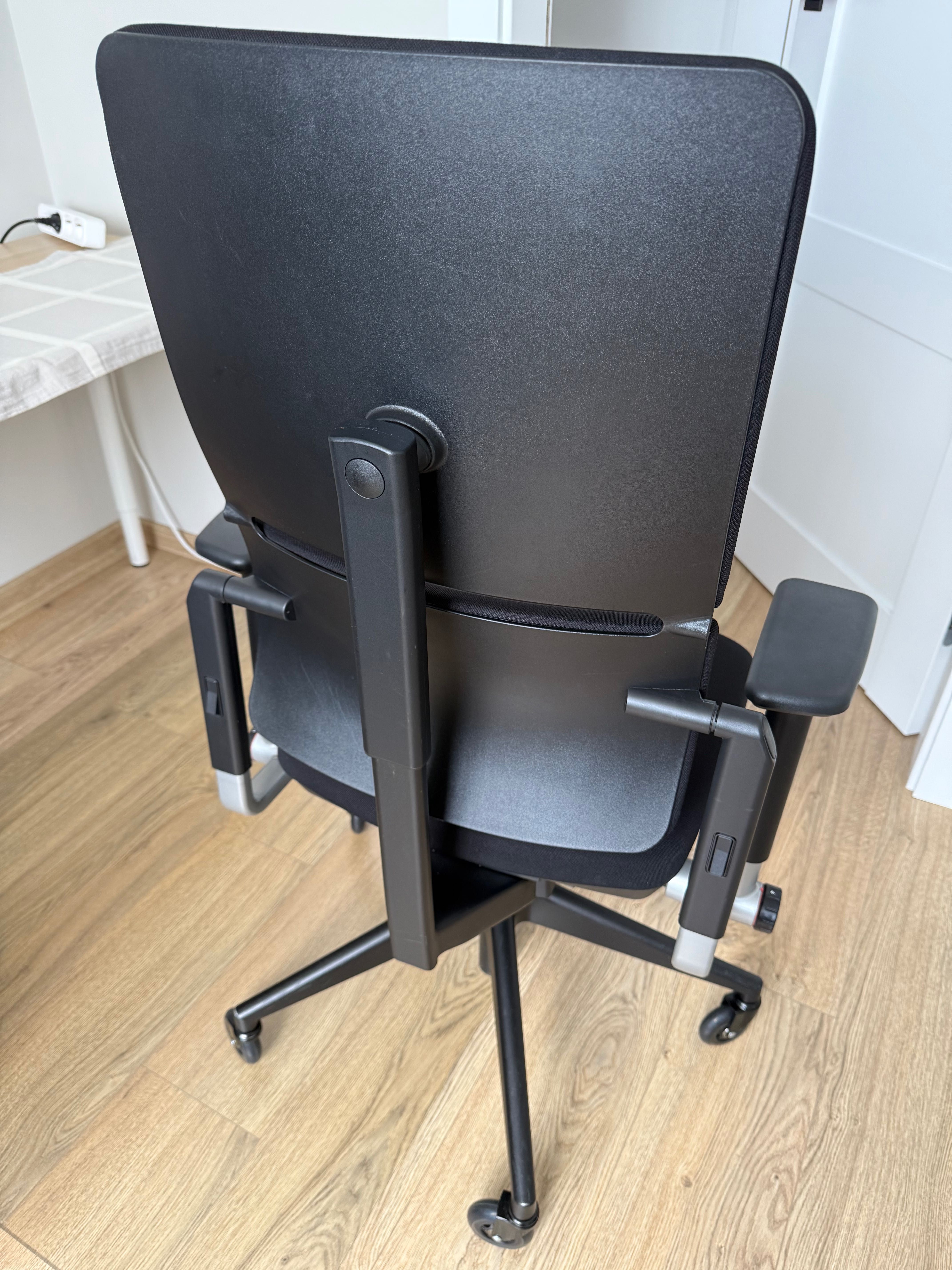 Fotel biurowy Steelcase Please czarny stan bdb