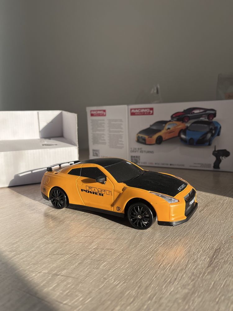 Машинка nissan на радіокеруванні