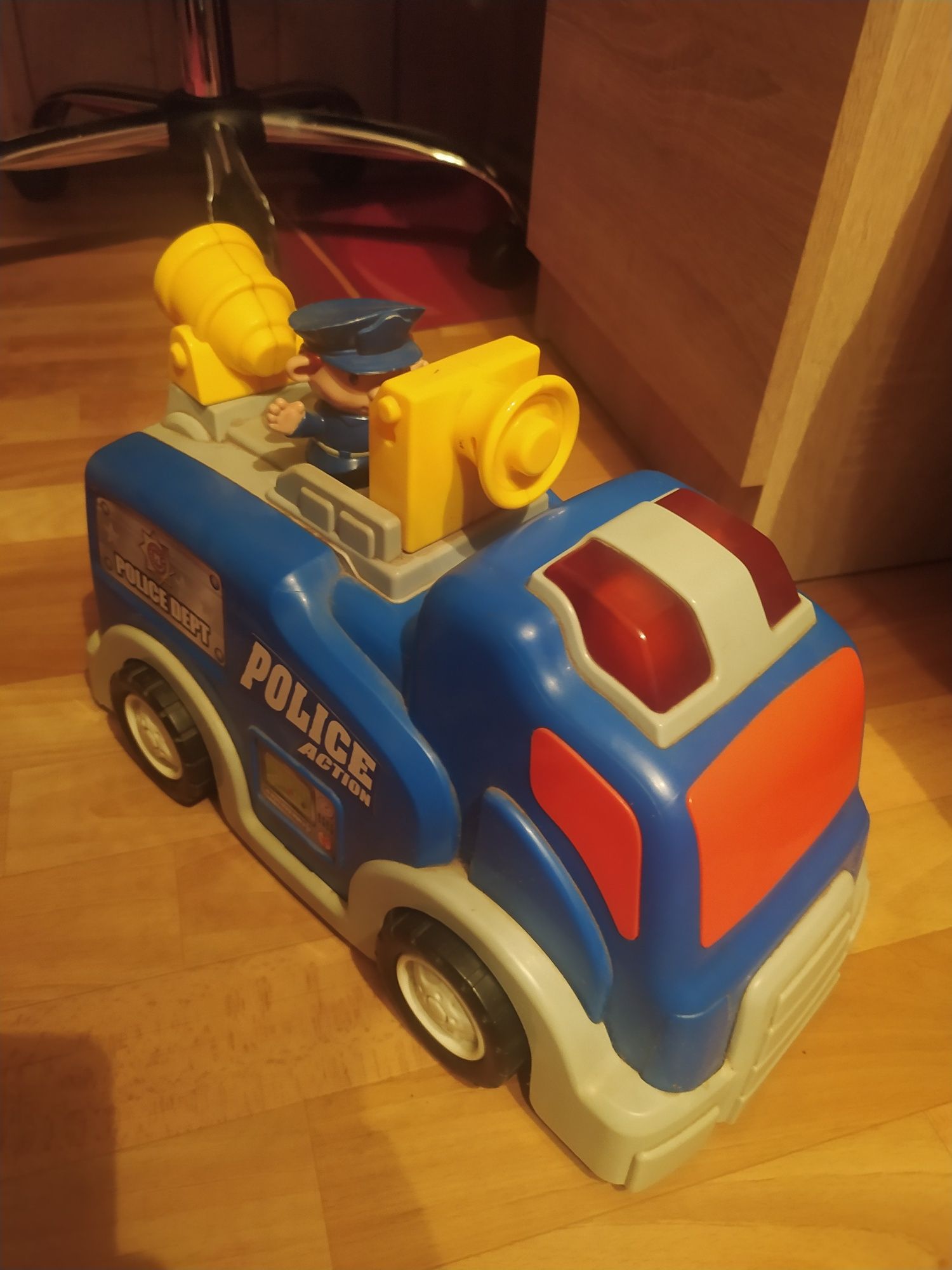 Zabawkowy samochód policyjny