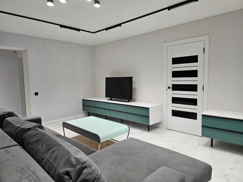 Двокімнатна з кухнею-студією біля стометрівки