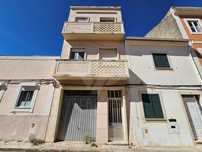 Moradia. Garagem. Logradouro + Anexo T1. Central.