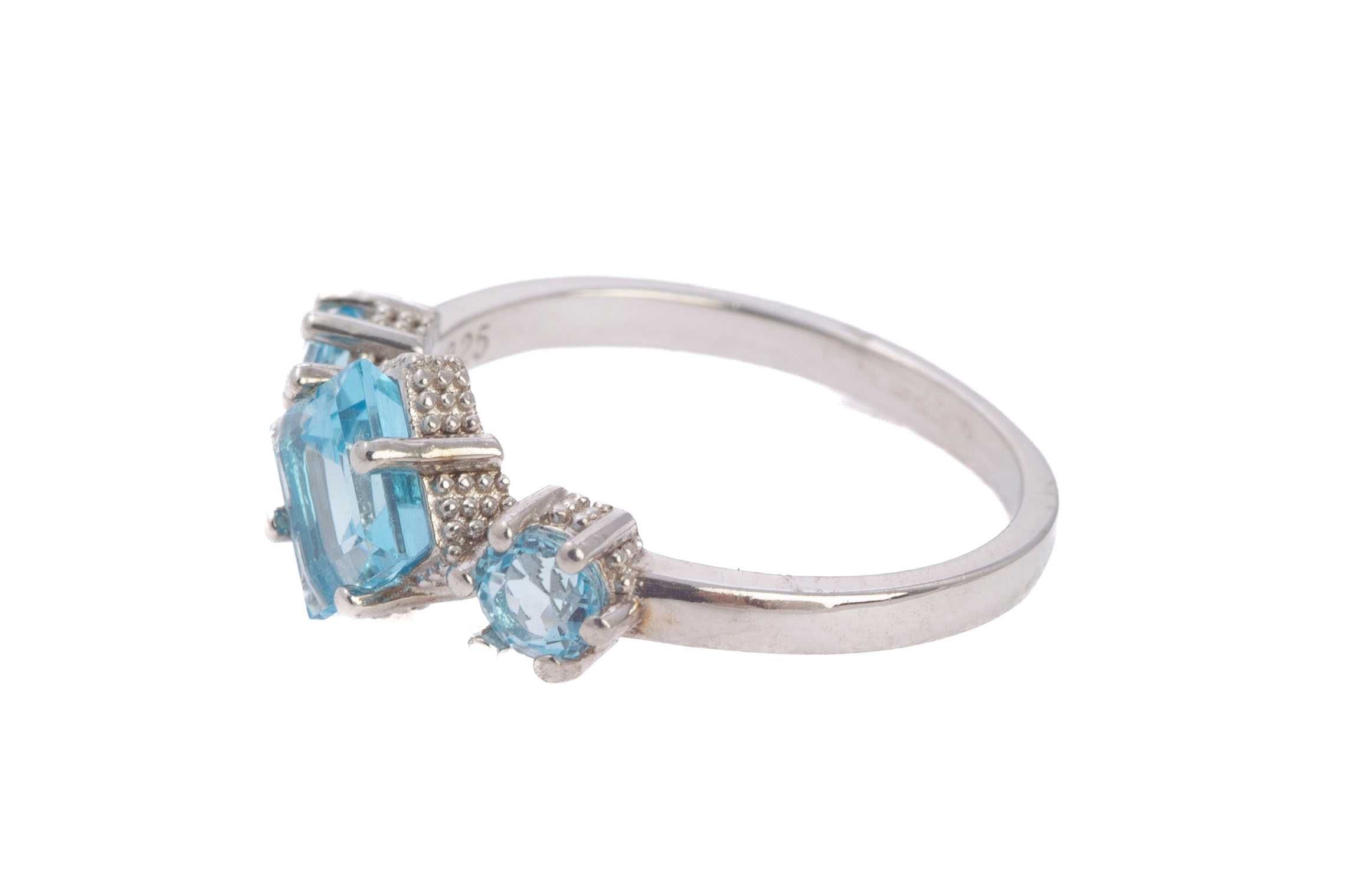 Srebrny pierścionek z trzema niebieskimi Swiss Blue Topaz 138823