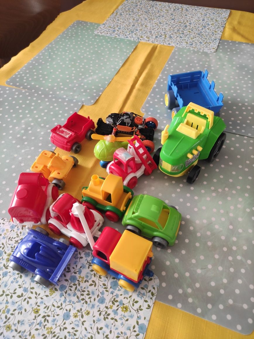 Traktorek z przyczepą i samochodziki