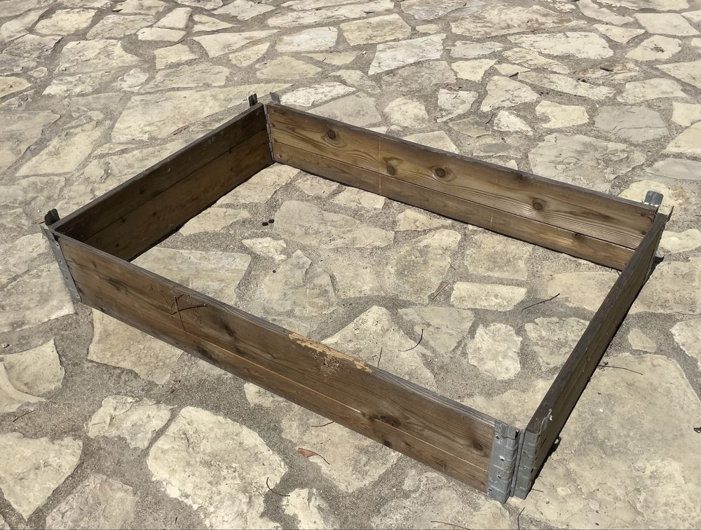 Colares de madeira (paleta, canteiro, arrumacao)