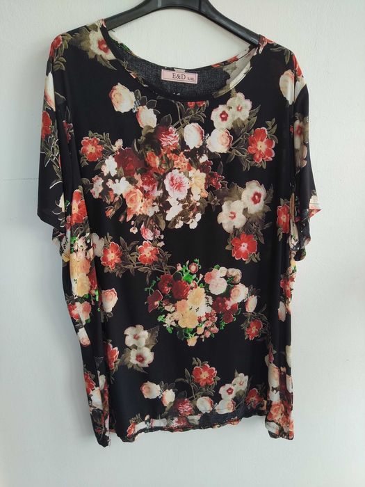 Blusa preta com flores, elegante e atual - Tamanho XL/XXL - Nova!