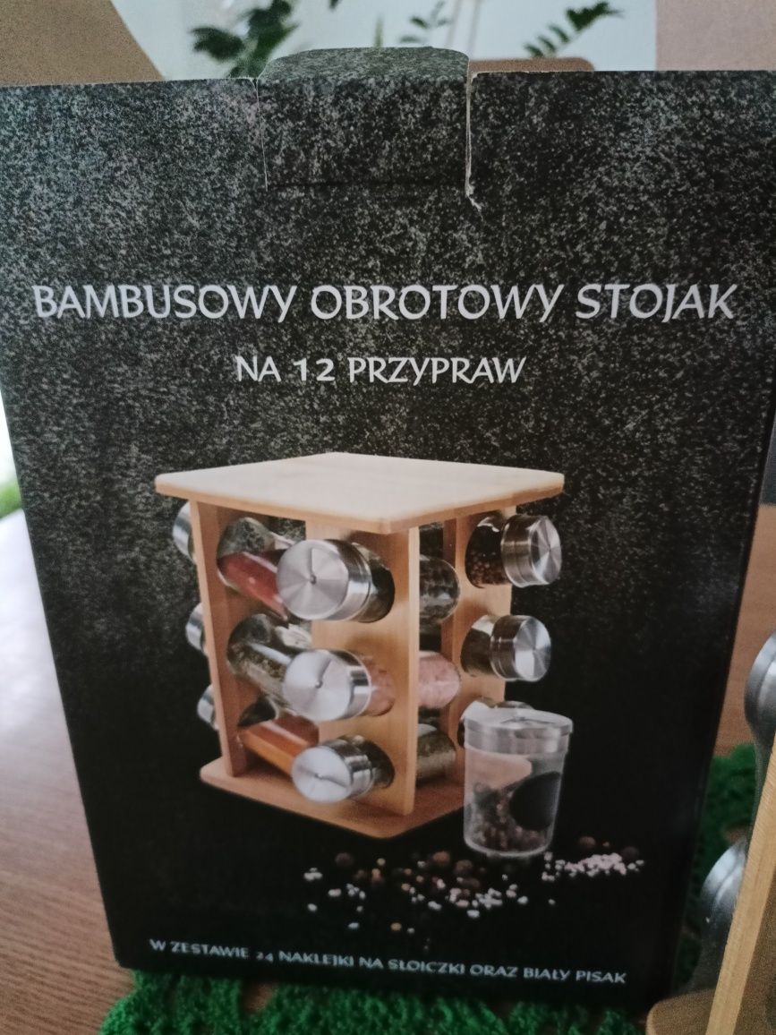 Bambusowy obrotowy stojak na przyprawy.