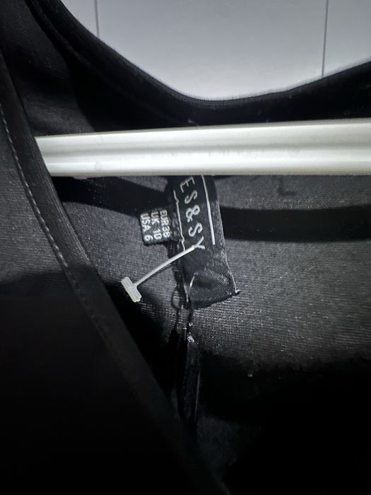 Сукня візуально робить стрункіше