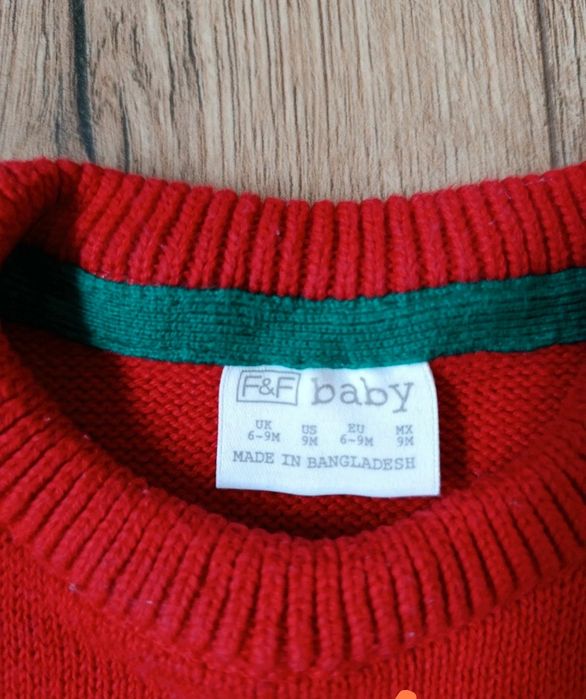 Czerwony sweter renifer Rudolf choinka śnieg świąteczny świąteczna gwi