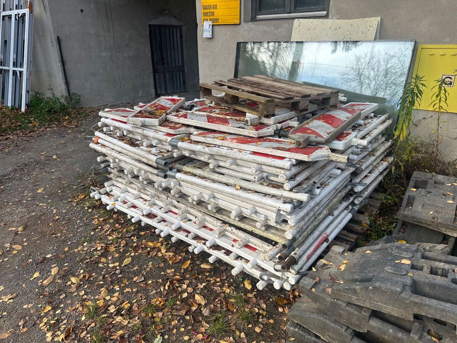 Barierki , płotki, stopy , zabezpieczenie wykopu budowy