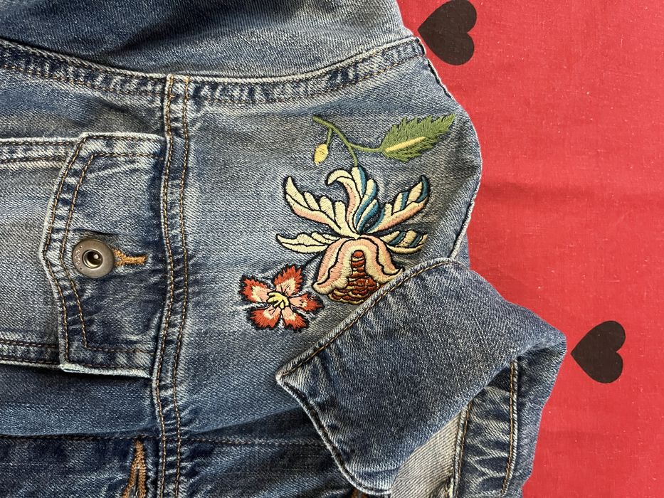 Джинсова куртка з вишивкою