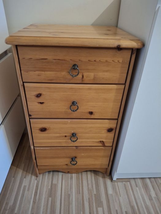 Sosnowa szafka na bieliznę