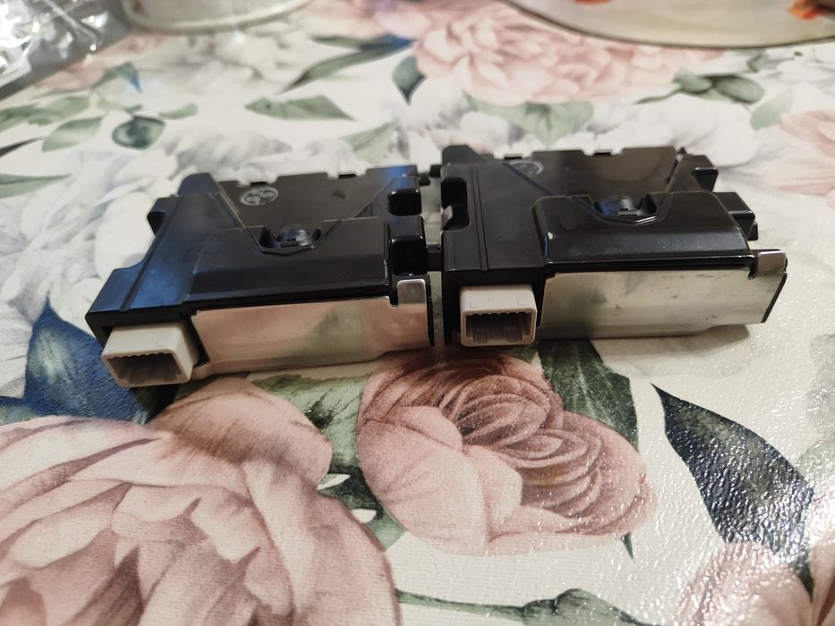 Камера стеження за смугою на лобове скло Toyota.