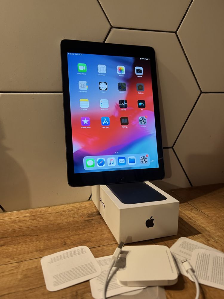 Apple tablet Ipad air  16 gb- super stan + kabel