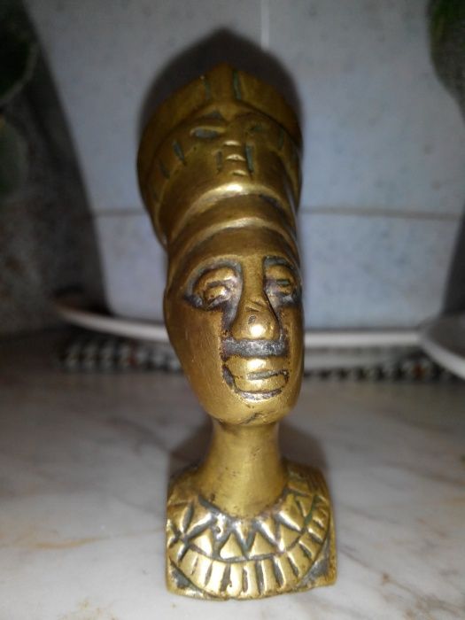 бюст Нефертити из бронзы