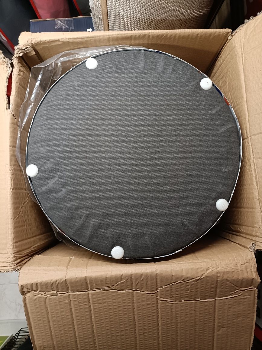 Banco/Pouffe de veludo preto com uma faixa metalizada