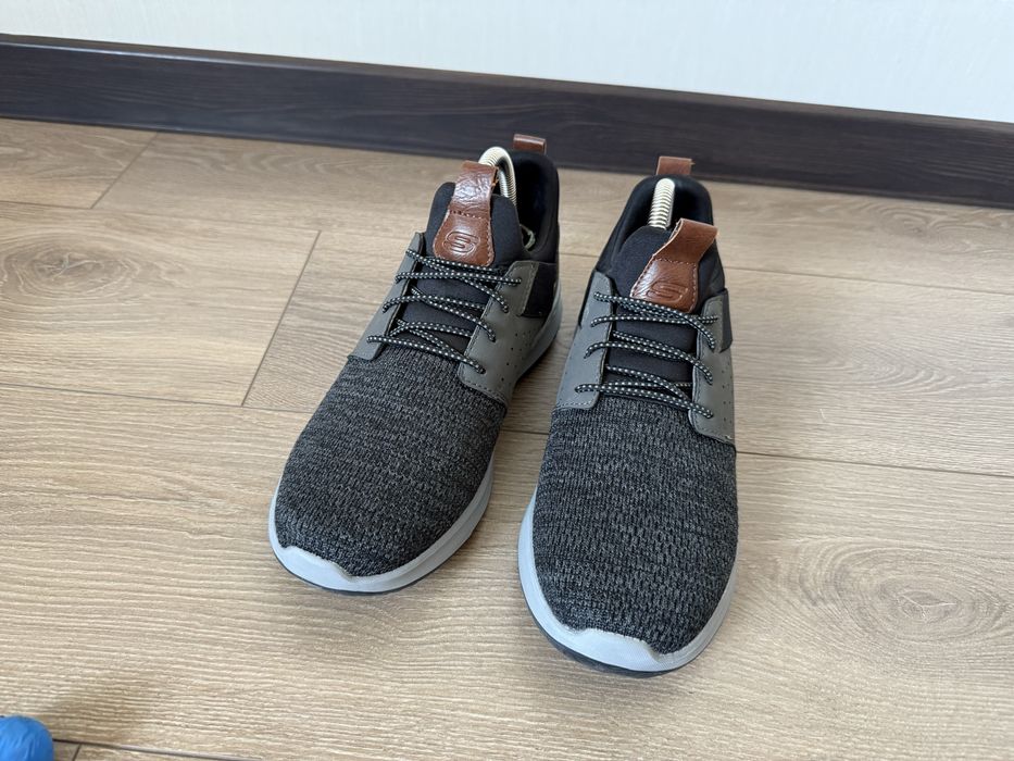 Кросівки без шнурівки Skechers 41 розмір стан нових
