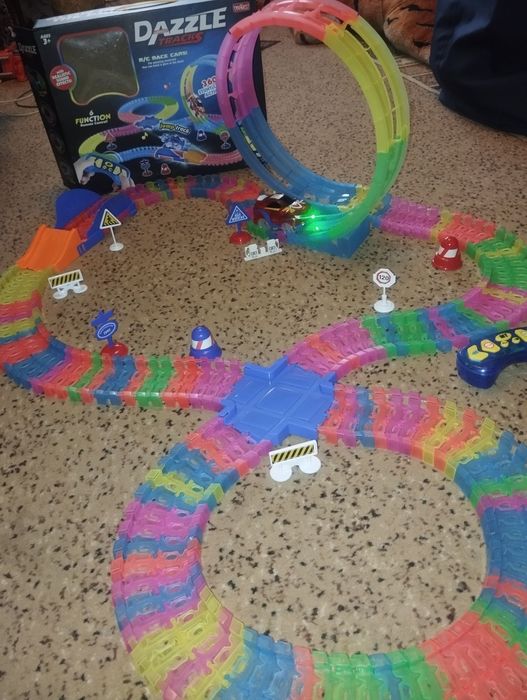 Продам трек(дорога с машинкой)