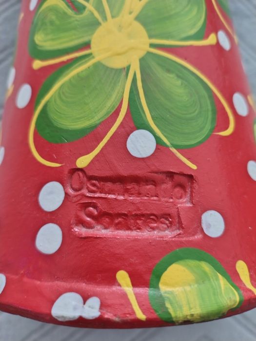 Boneca de barro pintada a mão