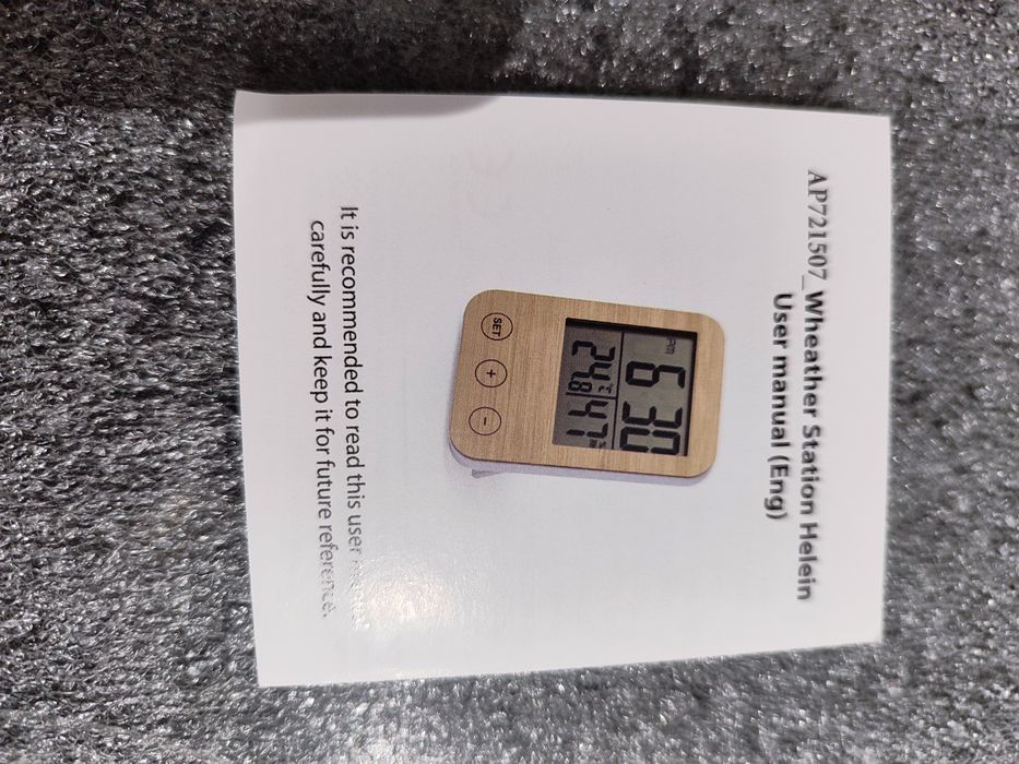 Метеостанція з годинником, інформацією про температуру та вологість, б