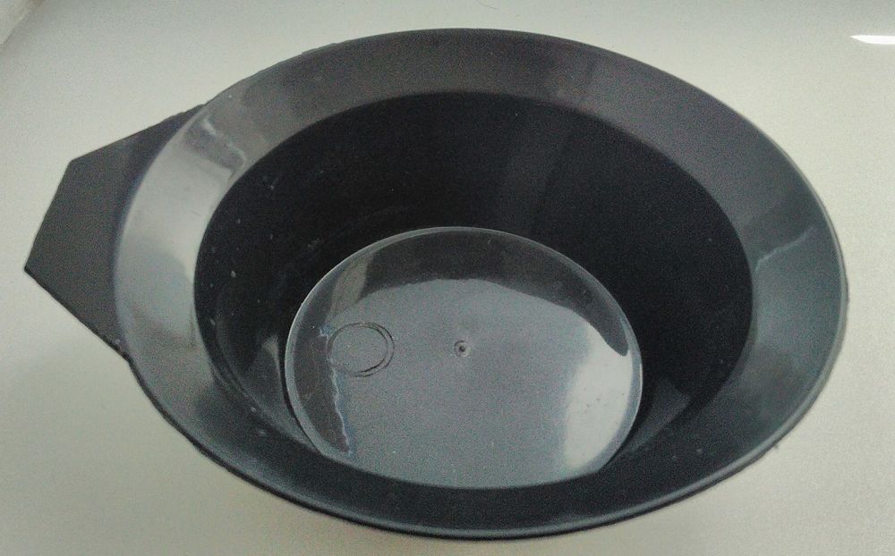 Щёточка для покраски волос.