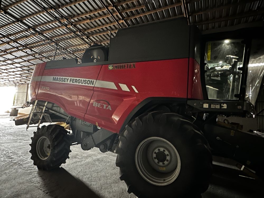 Комбайн Massey Ferguson 7370