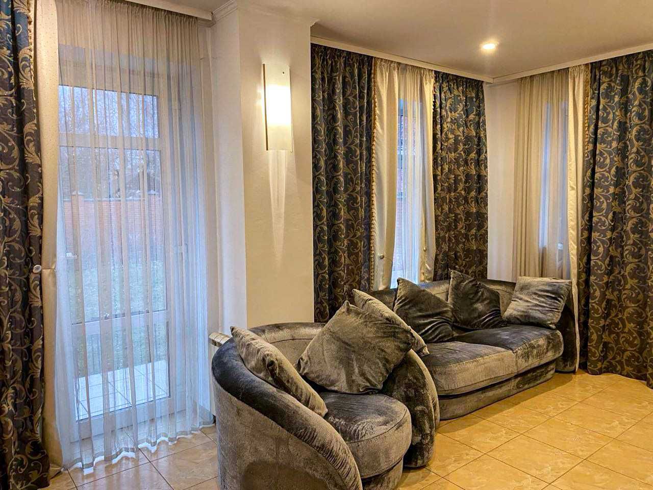 Розкішний будинок в самому серці Петропавлівської Борщагівки!