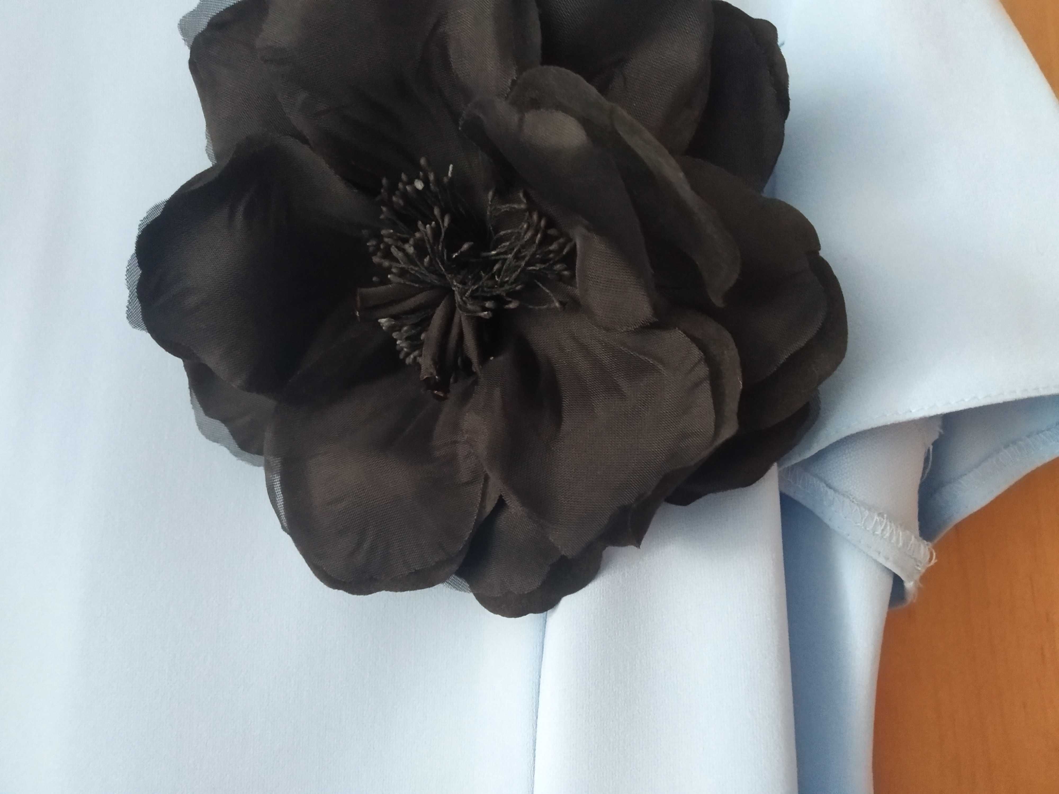 sukienka niebieska 40 z czarnym kwiatem