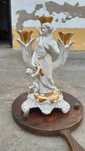 Candelabro porcelana branca com pormenores dourados