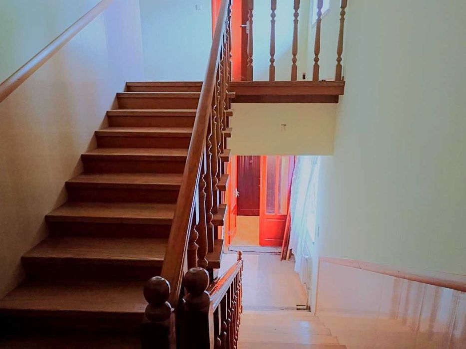 Просторий сучасний будинок з ремонтом, є-відновлення, постанова