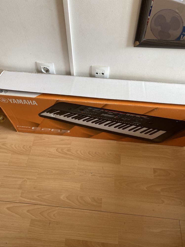 Teclado Yamaha PSR E263 com pedal e suporte