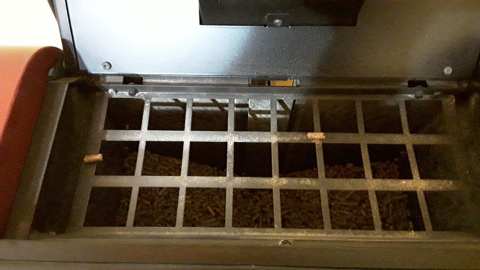 Salamandra a pellets, caroço de azeitona e casca de amêndoa