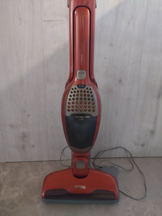 Аккумуляторный  пылесос AEG модель AG904X в отличном состоянии