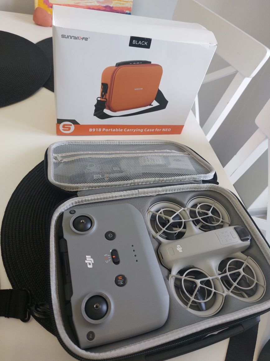 Квадрокоптер дрон DJI Neo Fly More Combo