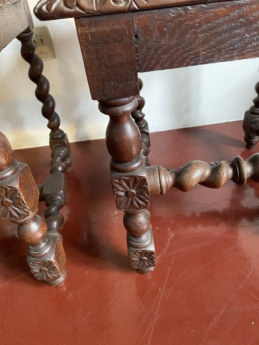 Cadeiras de madeira maciça e vime