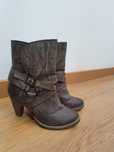 Botins Castanhos com fivela