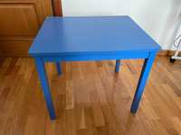 mesa e cadeira de criança de cor azul