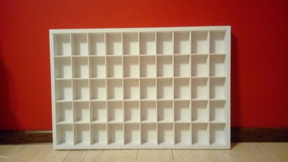 Półka na 50 figurek/ laleczek